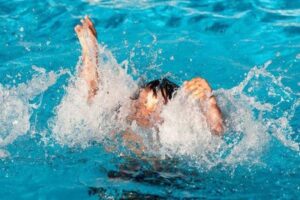 mơ người chết đuối đánh con gì